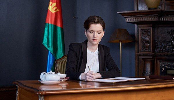 Королева Анна Макко приняла с докладом главу департамента иммиграции и натурализации Таниту Густу